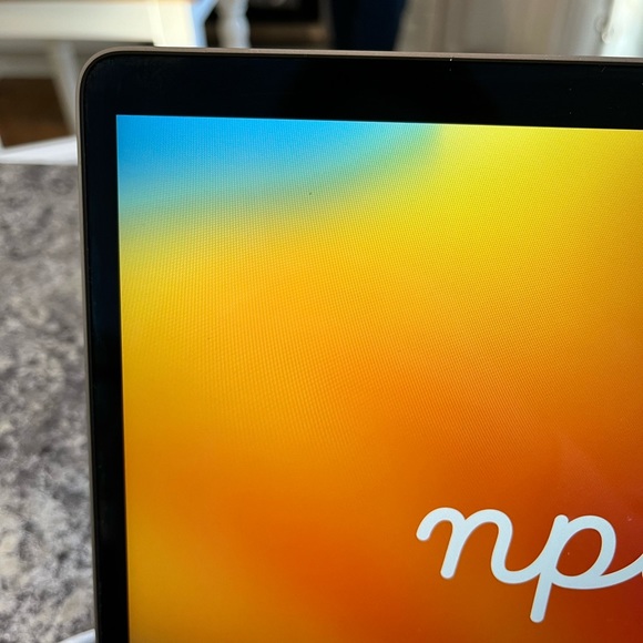 Macbook air 256g 2020 with case and charger - Picture 9 of 16